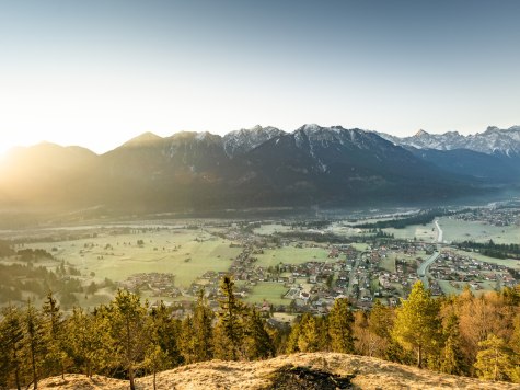 Wallgau, Krün und Mittenwald zu Füßen - Blick vom Krepelschrofen im Herbst, © Alpenwelt Karwendel | Paul Wolf