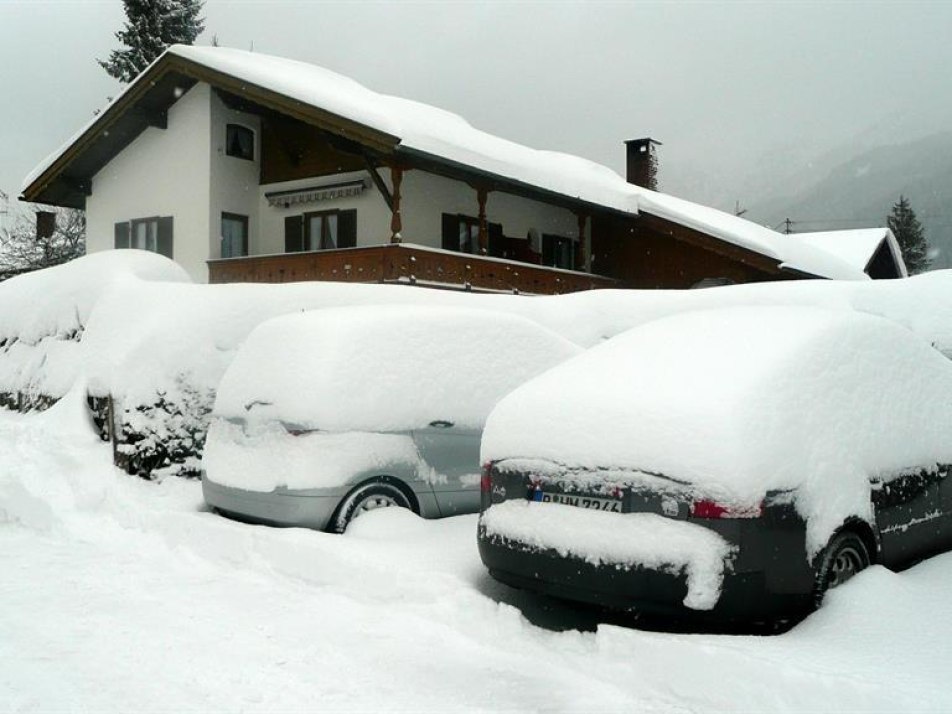 Winteridylle mit Hausansicht