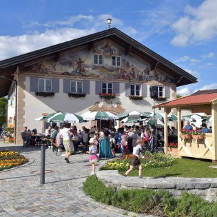 Saitenstrassen Rathaus Krün, © Alpenwelt Karwendel | Hannes Magerstaedt