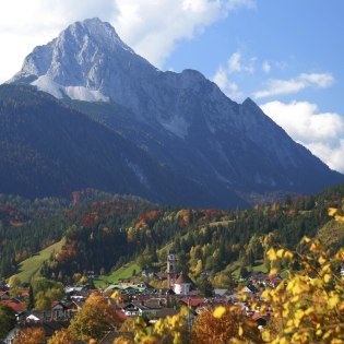 Ein Blick auf Mittenwald und die Wettersteinspitze im Herbst, © Alpenwelt Karwendel | Christoph Schober