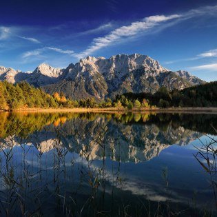 Blick vom Luttensee in der Nähe von Mittenwald auf das Karwendelmassiv, © Alpenwelt Karwendel | Rudolf Pohmann Blick vom Luttensee in der Nähe von Mittenwald auf das Karwendelmassiv, © Alpenwelt Karwendel | Rudolf Pohmann