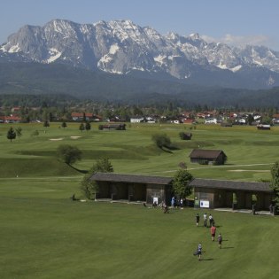 Ausblick Wallgau Golfplatz auf Wettersteingebirge, © Alpenwelt Karwendel | Peter Neuner