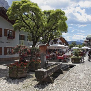 Brunnen in der Mittenwalder Fußgängerzone, © Alpenwelt Karwendel | Rudolf Pohmann 