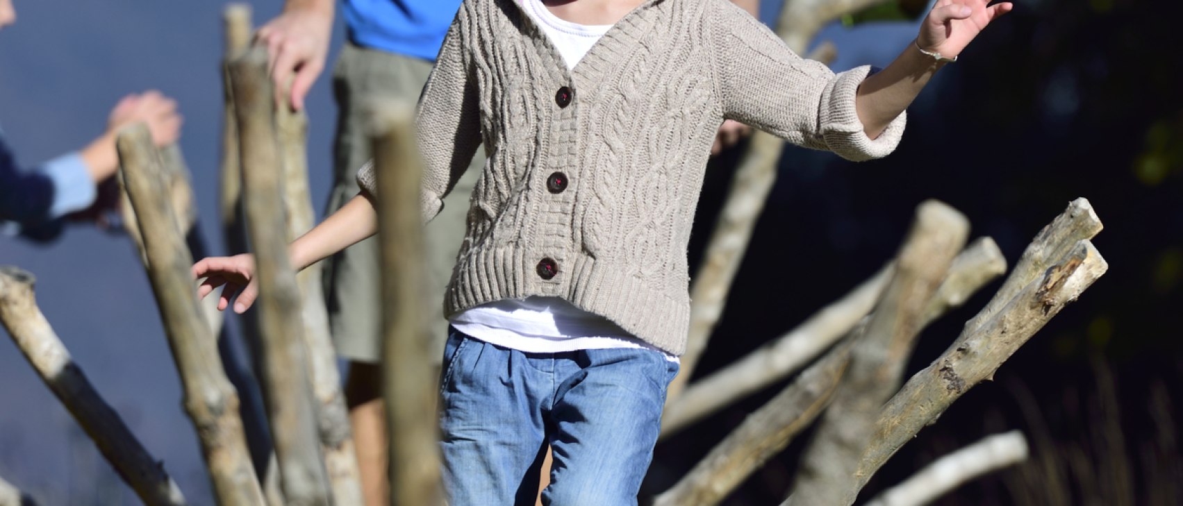 Barfusswanderweg Baumstamm, © Alpenwelt Karwendel | Stefan Eisend Barfusswanderweg Baumstamm, © Alpenwelt Karwendel | Stefan Eisend