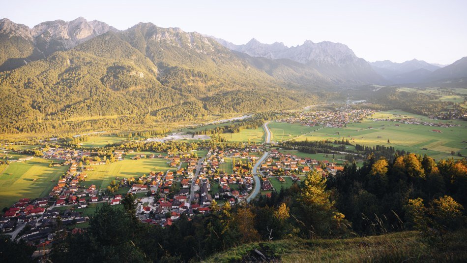 Blick vom Krepelschrofen auf Wallgau, Krün und Mittenwald mit Soiern- und Karwendelbergen, © Alpenwelt Karwendel | André Alexander @fromgestalter
