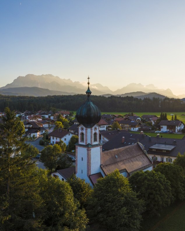Blick über die Dächer von Krün im Sonnenuntergang, © Alpenwelt Karwendel | Wolfgang Ehn