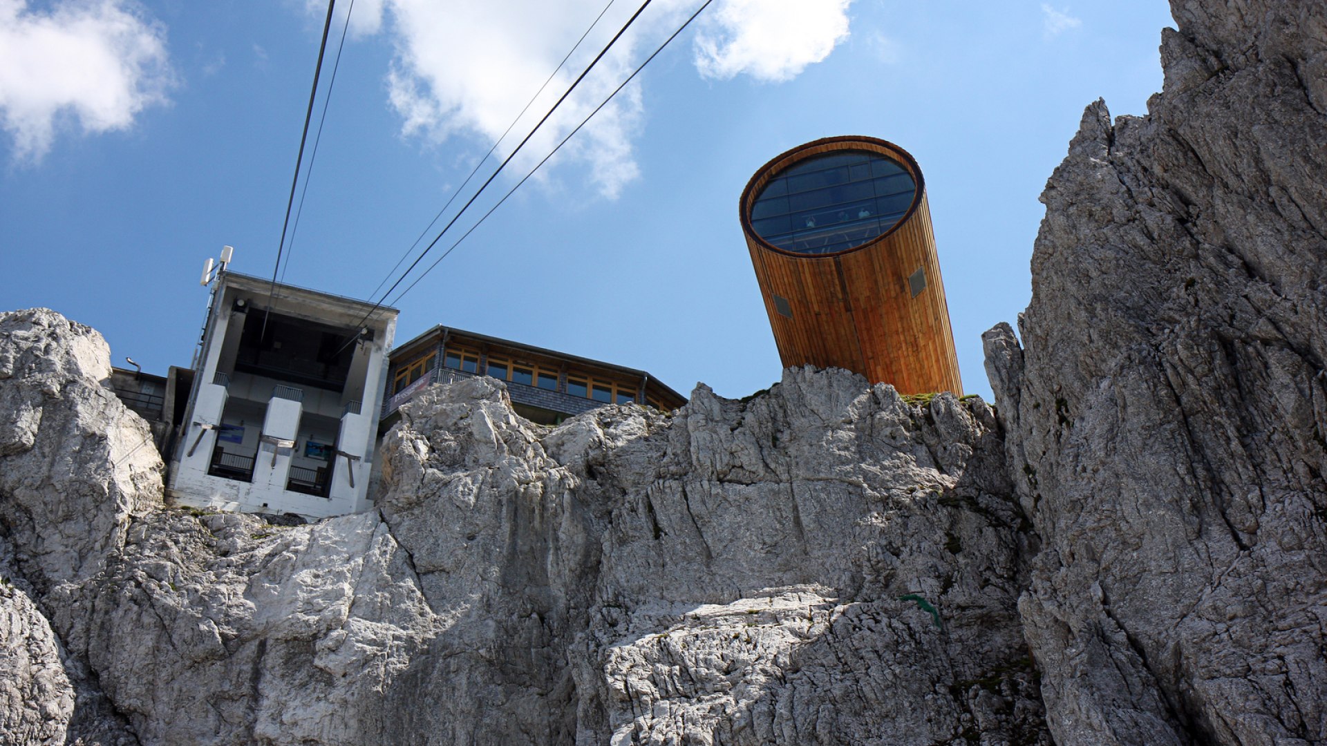 Die Karwendelbahn bringt Sie von bayerischen Mittenwald auf 2.244m Höhe. Eine einzigartige Bergbahn mit Aussicht über Zugspitze, Wetterstein, Stubaier Gletscher uvm, © Alpenwelt Karwendel | Rudolph Pohmann