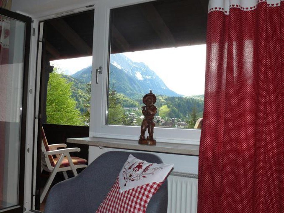 Wohnzimmer__Balkon__Blick_über_Mittenwald Wohnzimmer__Balkon__Blick_über_Mittenwald