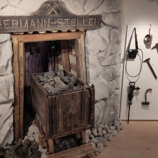 Sonderausstellung „Der Stein, der brennt und heilt. Ölschieferbergbau im Karwendel", © Geigenbaumuseum Mittenwald