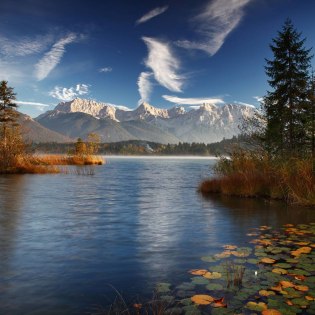 Der Barmsee im Herbst bei Krün , © Alpenwelt Karwendel | Rudolf Pohmann 