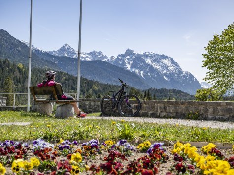 Bikepause mit aussicht auf den Karwendel am Rathaus in krün, © Alpenwelt Karwendel | Pierre Johne