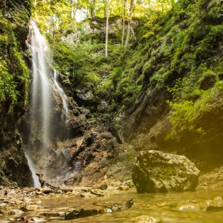 Nahe der Bärenhöhle bei Wallgau ist der kleine Wasserfall zu bestaunen., © Alpenwelt Karwendel | Philipp Gülland Nahe der Bärenhöhle bei Wallgau ist der kleine Wasserfall zu bestaunen., © Alpenwelt Karwendel | Philipp Gülland