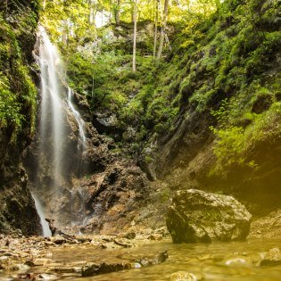 Nahe der Bärenhöhle bei Wallgau ist der kleine Wasserfall zu bestaunen., © Alpenwelt Karwendel | Philipp Gülland