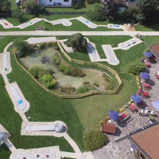 18-Loch Minigolfanlage in Krün mit Parkrestaurant und Kurpark, © Alpenwelt Karwendel | Florian Schmid