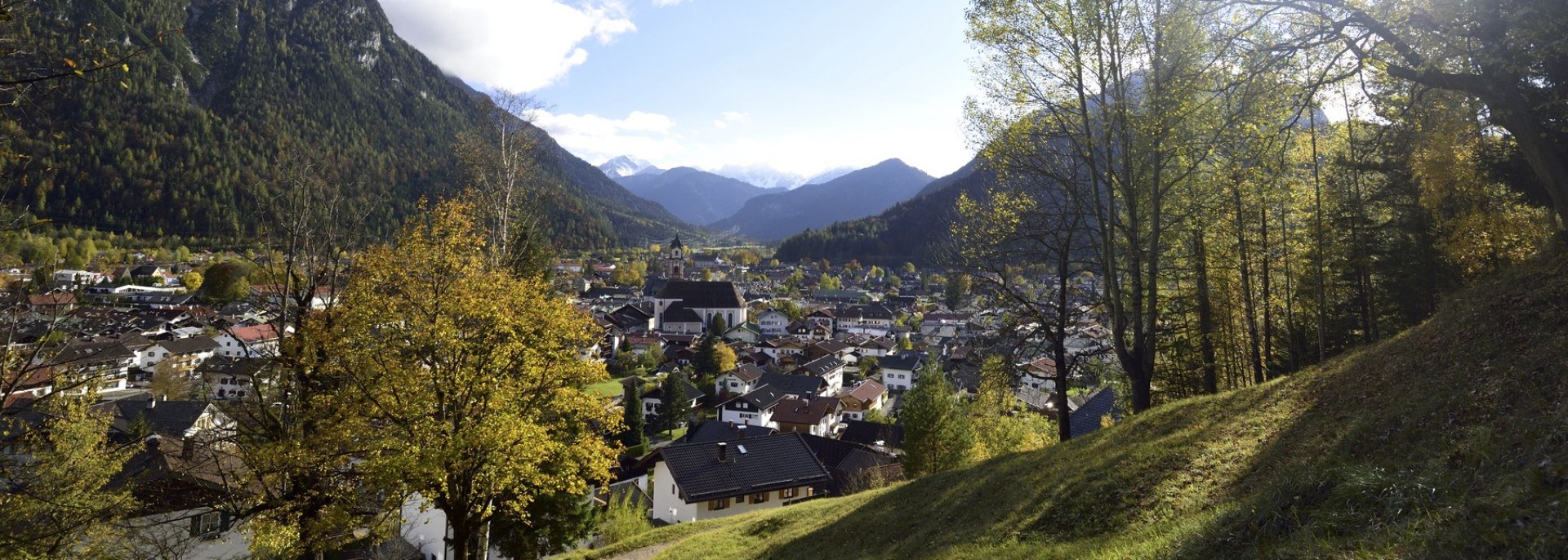 Ein Blick auf Mittenwald zwischen Wetterstein und Karwendel im Herbst, © Alpenwelt Karwendel | Stefan Eisend 