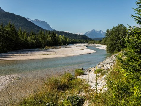 Isarsteg in Wallgau im Sommer, © Alpenwelt Karwendel | Zugspitz Region GmbH | Erika Sprengler, Erika Spengler / ulligunde.com