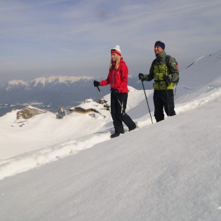 Der geräumte Winterwanderweg Passamani an der Bergstation der Karwendelbahn., © Alpenwelt Karwendel | Wolfgang Ehn