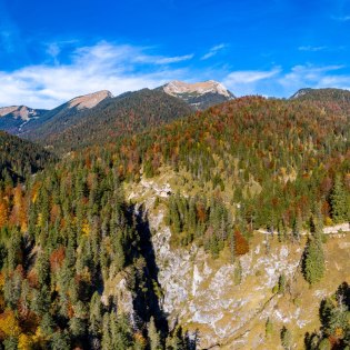 Wände der Finzklamm mit Blick auf die Finzalm und Estergebirge - besonders im Herbst ein farbenfrohes Erlebnis., © Alpenwelt Karwendel | Kriner & Weiermann