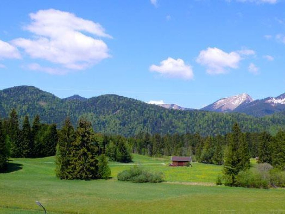 Freier Blick über Wiesen und Wälder