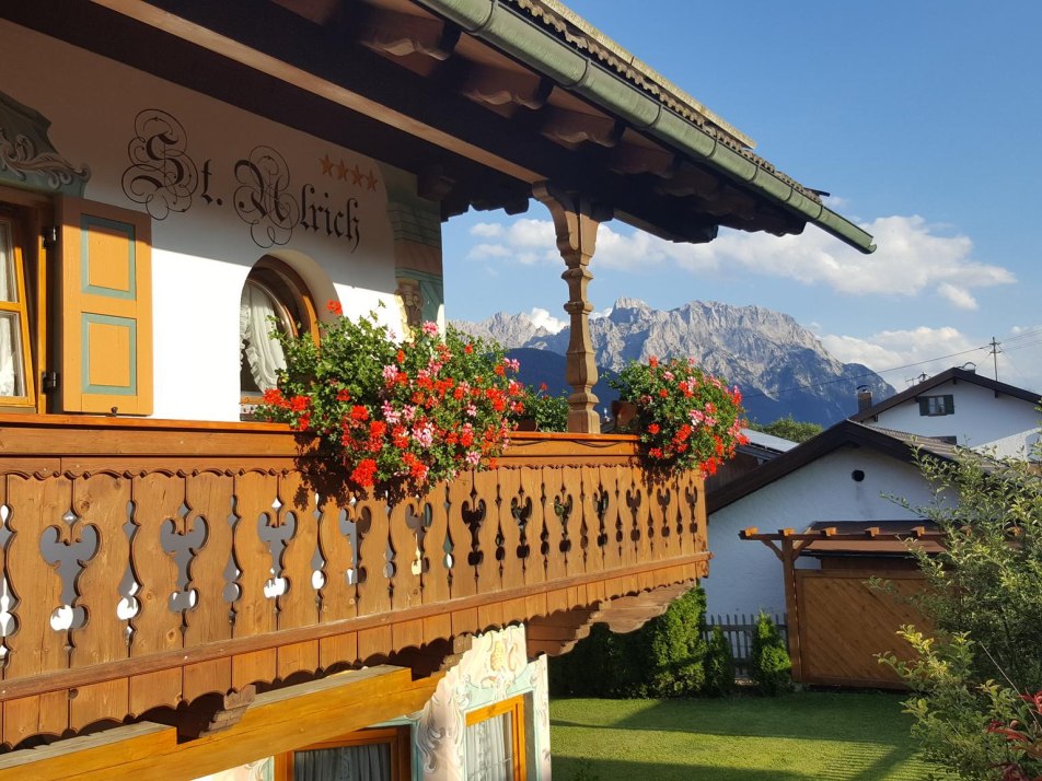 Balkon mit Blickauf Karwendelmassiv, © Susanne Holzer