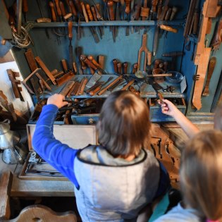 Kinderprogramm Kinderführung durch das Geigenbaumuseum, © Alpenwelt Karwendel | Angelika Warmuth
