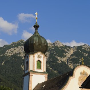 Kirchturm der katholischen Kirche St. Sebastian in Krün, © Alpenwelt Karwendel | Wolfgang Ehn
