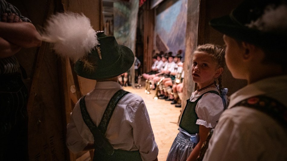 Junge Trachtler warten auf Ihren Tanzauftritt beim Mittenwalder Heimatabend, © Alpenwelt Karwendel | Philipp Gülland