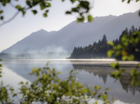 Barmsee im Morgennebel, © Alpenwelt Karwendel | Jacco Kliesch