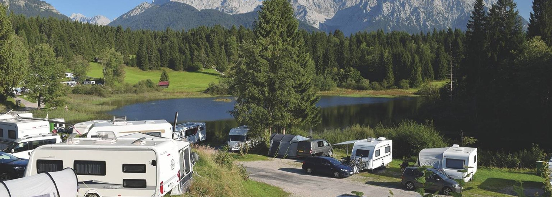 Der Tennsee bei Krün zwischen Mittenwald und Garmisch-Partenkirchen, © Alpenwelt Karwendel | Alpen-Caravanpark Tennsee