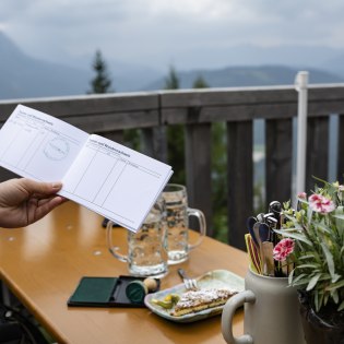 Wanderbuch zum Stempelsammeln an den Hütten und Ausflugszielen rund um Mittenwald, Krün und Wallgau, © Alpenwelt Karwendel | Pierre Johne