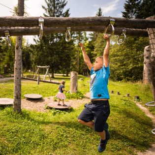 Kinderfreunden auf dem Wallgauer Naturspielplatz, © Alpenwelt Karwendel | Philipp Gülland