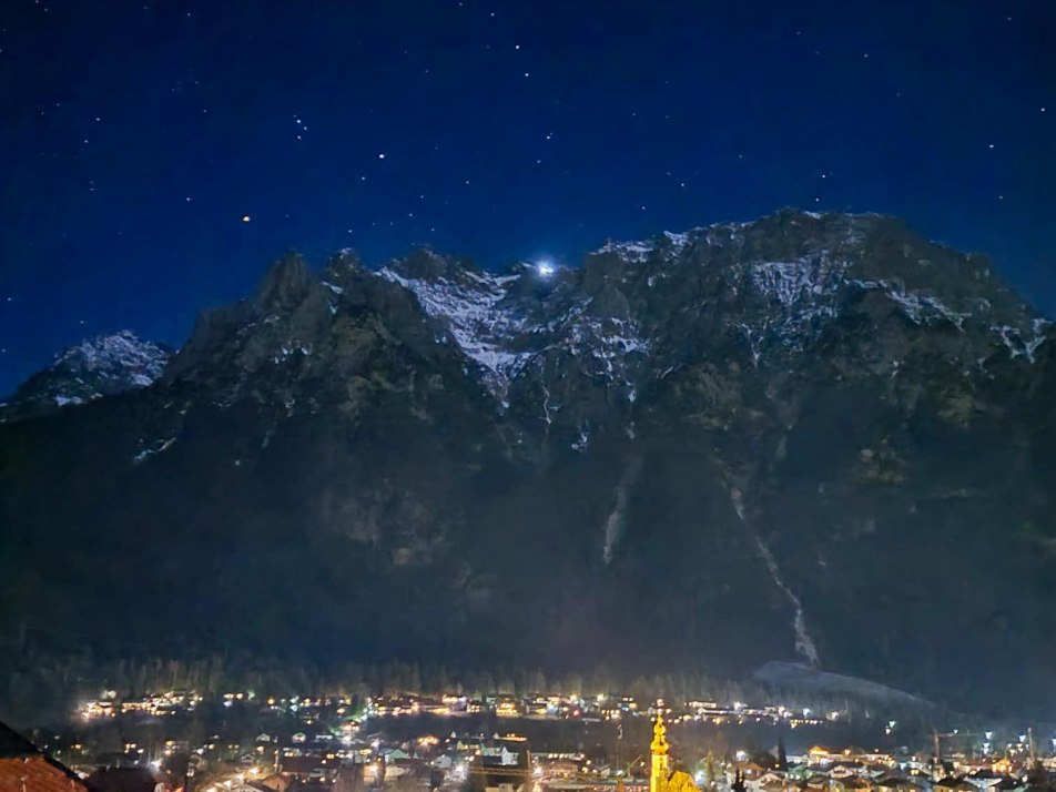 Blick auf Mittenwald_nachts