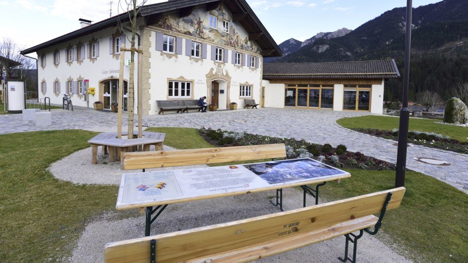 Die Bank die seit dem Gemeindebesuchs mit dem öffentlichen Weißwurstfrühstück des US Präsideten und der Bundeskanzlerin vor dem Krüner Rathaus steht. , © Alpenwelt Karwendel | Stefan Eisend 