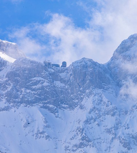 Meterhohe Schneewände und schroffe Eisfelsen umrahmen die Bergstation der Karwendelbahn - Winter in Bayern, © Alpenwelt Karwendel | mr.schneemann