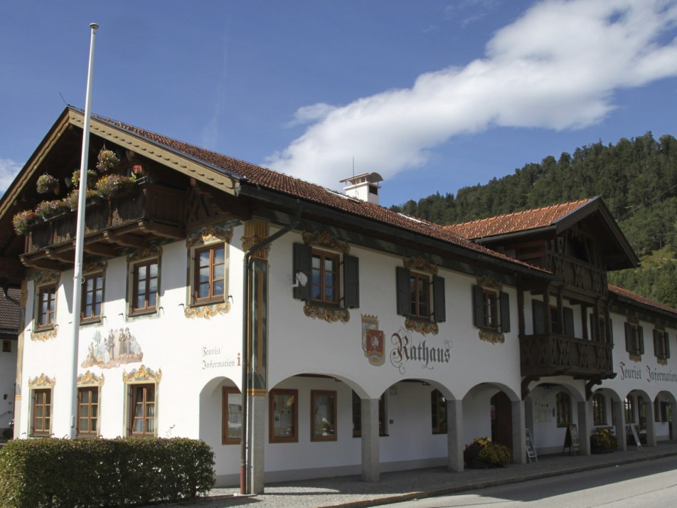Rathaus und Tourist-Information in Wallgau, © Alpenwelt Karwendel| Florian Neuner