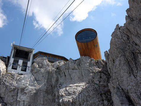 The cable car to the Karwendel takes you from Mittenwald to the 2,244m Karwendel. From there you can enjoy a unique view - from the Zugspitze over the Stubai Glacier to Watzmann., © Alpenwelt Karwendel | Rudolph Pohmann