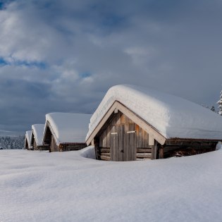 Tiefschnee pur in der Alpenwelt Karwendel, Stadel in der Nähe des Barmsee., © Alpenwelt Karwendel | Kriner & Weiermann