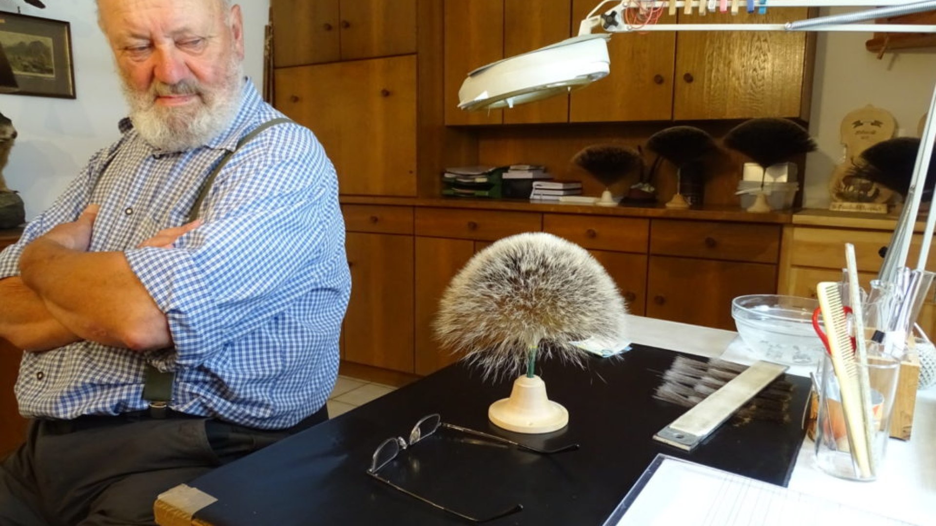 Hans Schober in seiner Werkstatt- hier entstehen hochwertige Gamsbärte, © Alpenwelt Karwendel | Andrea Schmölzer Hans Schober in seiner Werkstatt- hier entstehen hochwertige Gamsbärte, © Alpenwelt Karwendel | Andrea Schmölzer