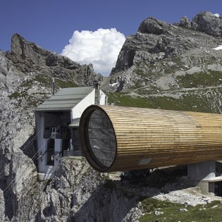 Das Riesenfernrohr, das Naturinformationszentrum und die Bergstation der Karwendelbahn im Sommer., © Alpenwelt Karwendel | Rudolf Pohmann