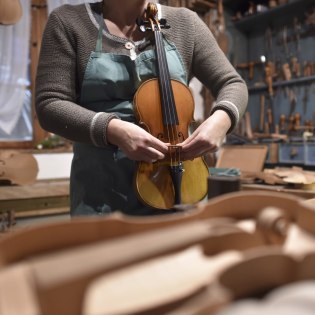 Ein Blick über die Schulter bei der Schauwerstatt im Mittenwalder Geigenbaumuseum, © Alpenwelt Karwendel | Angelika Warmuth