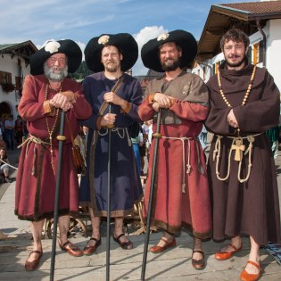 Mitwirkende auf einer Theater Bühne beim Bozner Markt in Mittenwald, © Alpenwelt Karwendel | Hubert Hornsteiner