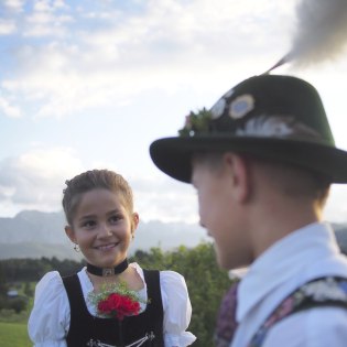 Kinder in Tracht aus Krün an der Isar in Oberbayern, © Alpenwelt Karwendel | Lena Staltmair Kinder in Tracht aus Krün an der Isar in Oberbayern, © Alpenwelt Karwendel | Lena Staltmair