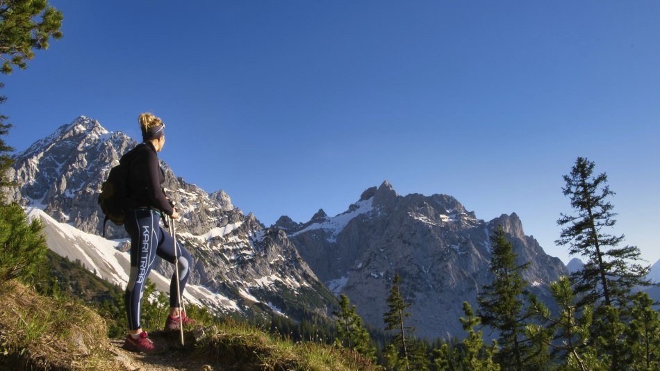 Berglaufen in Bayerns Bergen - hier unterm Karwendel nahe der Hochlandhütte Mittenwald, © Alpenwelt Karwendel | Regina Fichtl