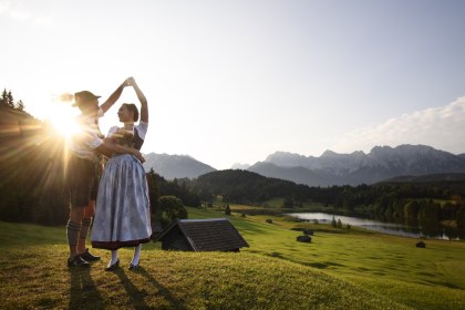 Typische Trachtler im Morgenlicht des Geroldsee bei Krün, © Alpenwelt Karwendel | Philipp Gülland