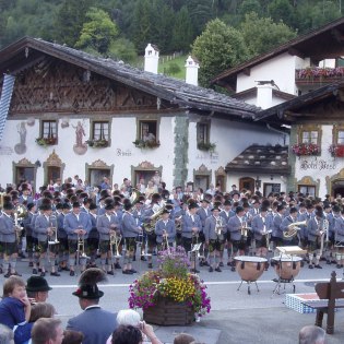 Auftritt der Musikkapelle Wallgau im Ortszentrum, © Alpenwelt Karwendel | Touristinformation Wallgau
