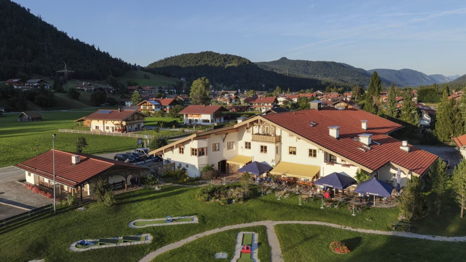 Außenansicht und Minigolfanlage des Haus des Gastes in Wallgau, © Alpenwelt Karwendel | Wolfgang Ehn