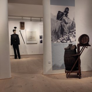 Sonderausstellung „Der Stein, der brennt und heilt. Ölschieferbergbau im Karwendel", © Geigenbaumuseum Mittenwald