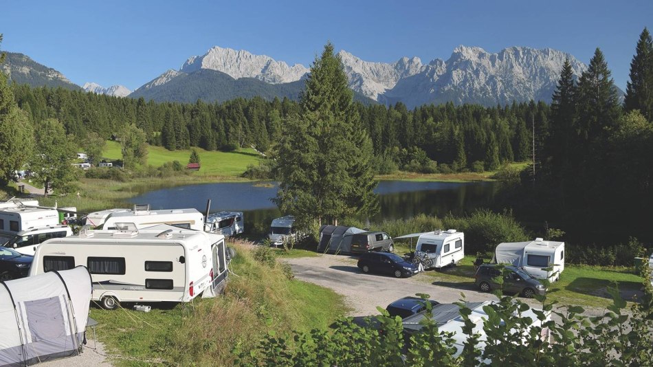 Der Tennsee bei Krün zwischen Mittenwald und Garmisch-Partenkirchen, © Alpenwelt Karwendel | Alpen-Caravanpark Tennsee