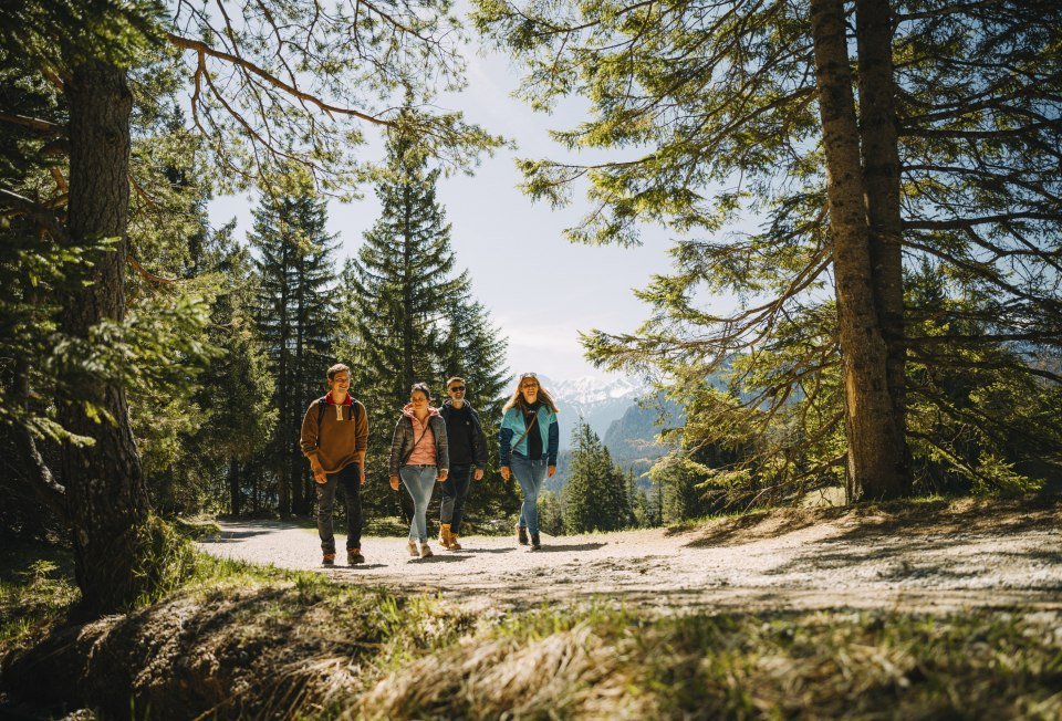 Wanderweg zum Kranzberg über Mittenwald in Oberbayern, © Alpenwelt Karwendel | Kristof Göttling