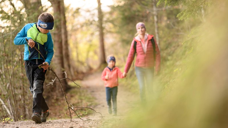 Familie auf Entdeckungsjagd in der Alpenwelt Karwendel , © Alpenwelt Karwendel | Philipp Gülland